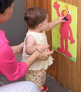 Vean a Bel�n concursando en Ponle la nariz a Elmo.